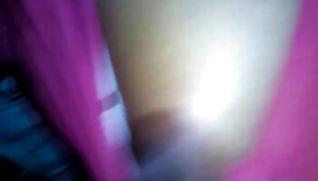 Tgirl جولیانا لیال خروس سفت خود را تکان می دهد و یک دیلدوی بزرگ را به فلم سکس چت پشت خود می کشد