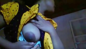 جوجه انفرادی با سینه های بزرگ چت سکسی فارسی خود بازی می کند