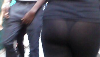 این گربه تراشیده مانند قطره قطره می رود به VIBEPUSSY Ohmibod شهوتناک روم شما کنترل سرگرم کننده