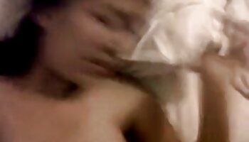 لاغر چت تصویری زنده سکسی ماریا ریا بیدمشک خود را بر روی یک دیلدوی بزرگ در خارج از منزل هل می دهد