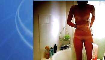 Wild Bareback Orgy چت روم شهوتی با سه Tgirls آویزان هنگام بازی بازی های ویدئویی