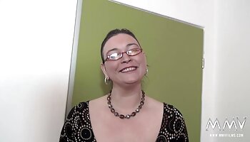 نوجوان داغ طعنه می زند و از خود لذت می نمونه سکس چت برد جلوی دوربین