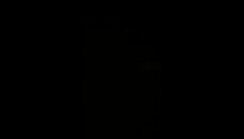 کراکر مطیع اسکرین سکس چت روی میز دراز کشیده است در حالی که توسط میخ سیاه مشوش می شود